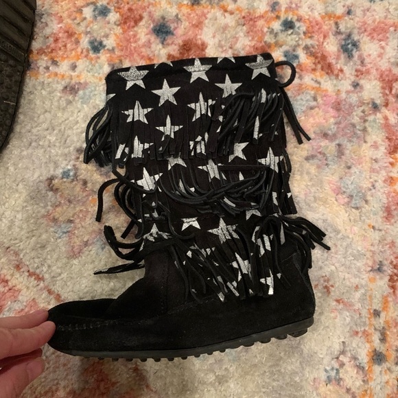 Minnetonka Black Suede Fringe Accent Moccasin Star Print Boots Girls Size 13 - Picture 8 of 8
